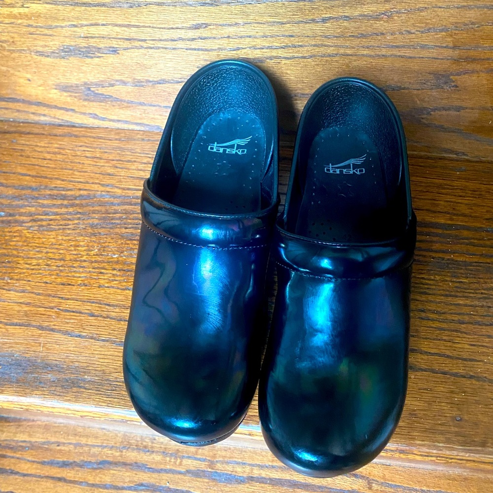 Mint condition, Purple  with black soles Dansko shoes